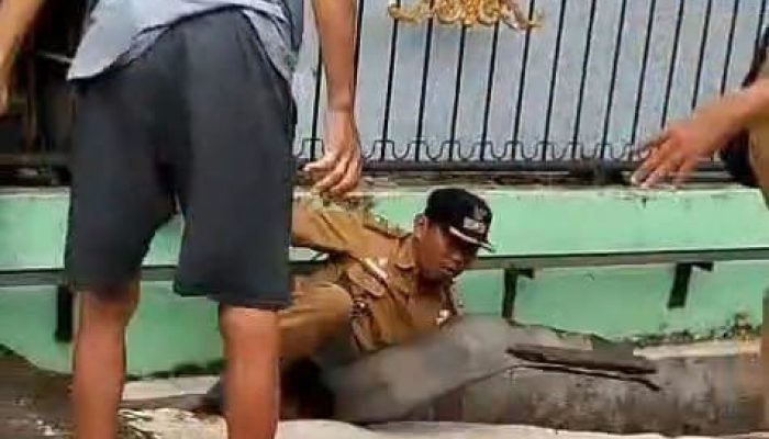 Lurah di Medan Timur Didorong Warga hingga Jatuh ke Parit saat Bongkar Polisi Tidur Berpaku