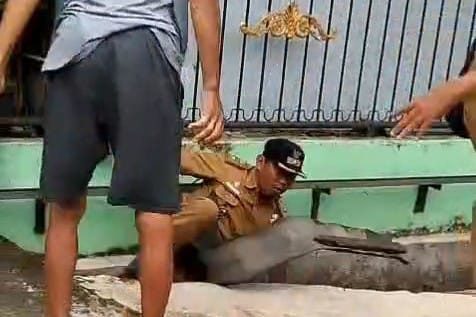 Detik-detik seorang warga mendorong Lurah Perintis ke parit. Foto: Tangkapan layar video