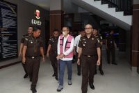 Mantan Kepala Cabang Pratama Komersial Belawan PT Biro Klasifikasi Indonesia, RS (51) ditahan penyidik Pidsus Kejati Sumut, Senin (13/10/2025). Dok: Humas Kejati Sumut