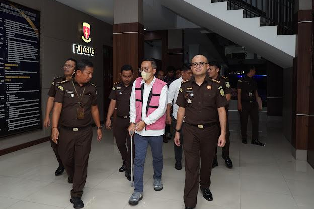 Mantan Kepala Cabang Pratama Komersial Belawan PT Biro Klasifikasi Indonesia, RS (51) ditahan penyidik Pidsus Kejati Sumut, Senin (13/10/2025). Dok: Humas Kejati Sumut