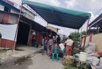 Suasana haru menyelimuti rumah duka keluarga David di Medan. Kerabat dan tetangga berdatangan memberikan doa dan penghiburan atas kepergian remaja yang diduga menjadi korban salah sasaran tawuran dua kelompok pemuda. Foto: Istimewa