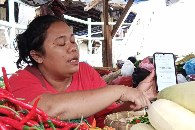 Ita, owner toko online Ita Sayur saat menunjukkan omzet penjualan lewat layanan e commerce di Pasar Pringgan, Kecamatan Medan Baru, Kota Medan, Sumatera Utara, Selasa (14/10/2025). Topikseru.com/Agus Sinaga