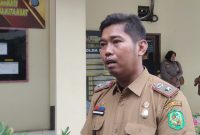 Lurah Perintis, Muhammad Fadli, resmi melapor ke Polsek Medan Timur usai didorong warga hingga jatuh ke parit saat menertibkan polisi tidur berpaku. Topikseru.com/Mangara Wahyudi