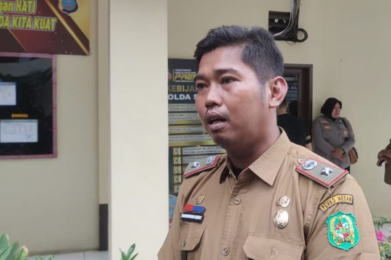 Lurah Perintis, Muhammad Fadli, resmi melapor ke Polsek Medan Timur usai didorong warga hingga jatuh ke parit saat menertibkan polisi tidur berpaku. Topikseru.com/Mangara Wahyudi