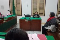 Eni Friyana terdakwa pengedar sabu-sabu, menjalani sidang putusan di PN Medan, Selasa (14/9/2025). Foto: Topikseru.com/Agustian