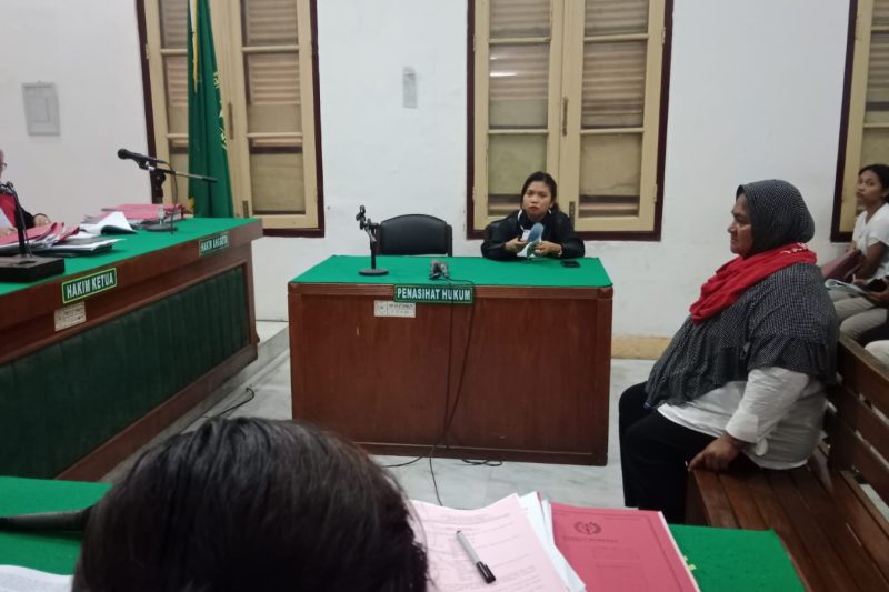 Eni Friyana terdakwa pengedar sabu-sabu, menjalani sidang putusan di PN Medan, Selasa (14/9/2025). Foto: Topikseru.com/Agustian