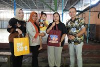 Manajemen PT KAI Divre I Sumut menjenguk balita korban pelemparan KA U54 Sribilah Utama rute Medan - Rantau Prapat di Medan. Foto: Dok.Humas KAI Sumut