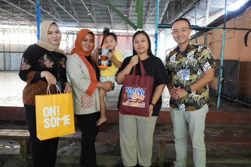 Manajemen PT KAI Divre I Sumut menjenguk balita korban pelemparan KA U54 Sribilah Utama rute Medan - Rantau Prapat di Medan. Foto: Dok.Humas KAI Sumut