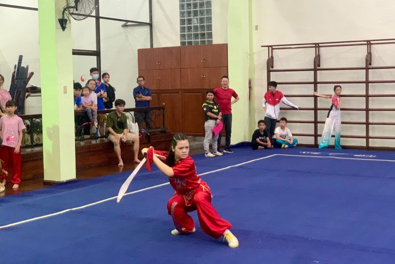 Atlet Wushu unjuk kebolehan pada gelaran PORKOT XV 2025 Medan, di gedung Yayasan Kesuma Wushu Indonesia, jalan Wushu, Kecamatan Medan Area, Kota Medan, Sumatera Utara, Selasa (14/10/2025). Topikseru.com/Agus Sinaga