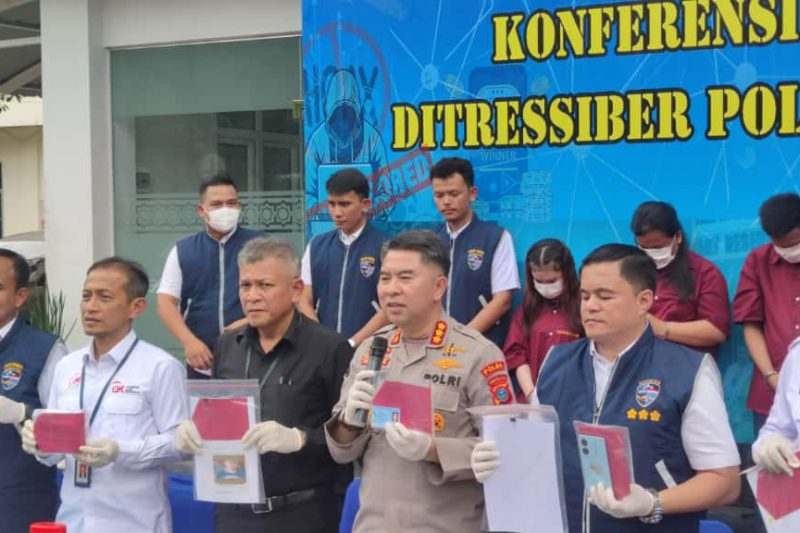 Petugas Subdit I Cyber Crime Polda Sumut saat memaparkan kasus penipuan daring yang mencatut nama artis Raline Shah di Medan, Selasa (15/10/2025). Foto: Topikseru.com/Mangara Wahyudi