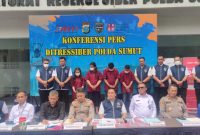 Konferensi pers pengungkapan kasus penipuan diplomat Rahmat Shah. Foto: Topikseru.com/Mangara Wahyudi
