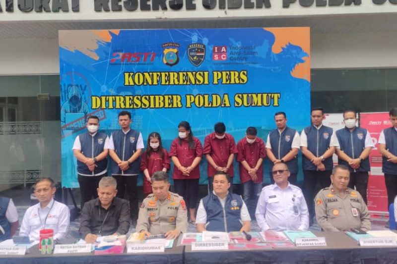 Konferensi pers pengungkapan kasus penipuan diplomat Rahmat Shah. Foto: Topikseru.com/Mangara Wahyudi