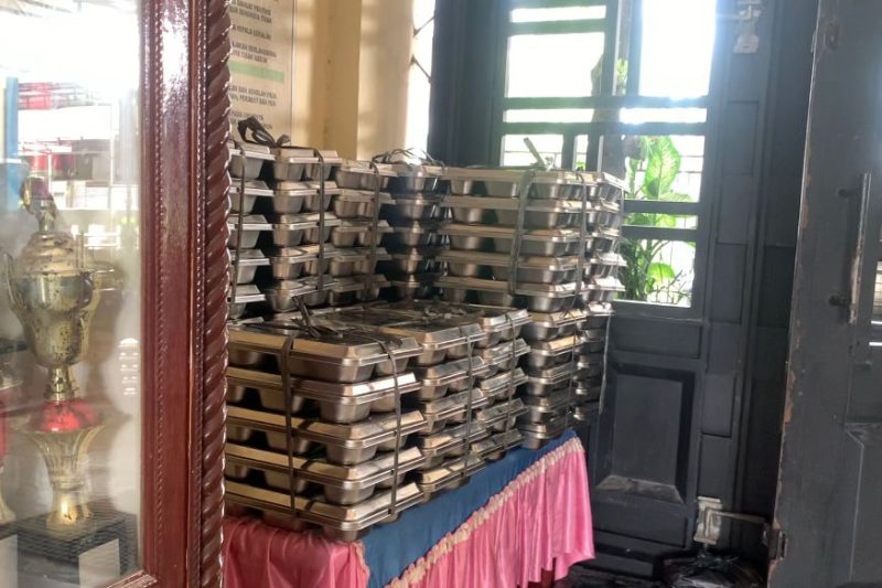 Paket nasi MBG di SMPN 3 Medan, jalan Pelajar, Kecamatan Medan Kota, Kota Medan, Rabu (15/10/2025). Topikseru.com/Agus Sinaga