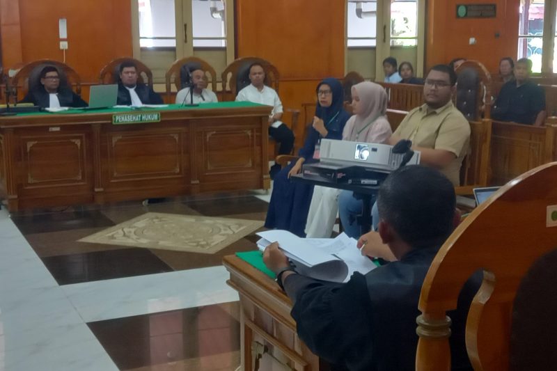 Tiga saksi memberikan keterangan dalam sidang dugaan suap proyek jalan Sumut, di Pengadilan Tipikor Medan, Rabu (15/10/2025). Foto: Topikseru.com/Agustian