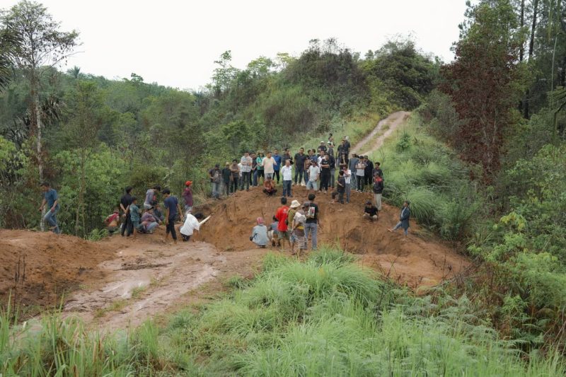 Akses jalan kampung yang diduga dirusak oleh perusahaan di Desa Nagori Sihaporas, Kabupaten Simalungun, Sumatera Utara. Dok: JAMSU.