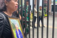 Seorang ibu menuntut keadilan atas kematian anaknya MHS (15), korban penyiksaan hingga meninggal dunia oleh aparat TNI di Pengadilan Militer, Jalan Ngumban Surbakti, Kota Medan, Sumatera Utara, pada hari Kamis (16/10/2025). Topikseru.com/Agus Sinaga