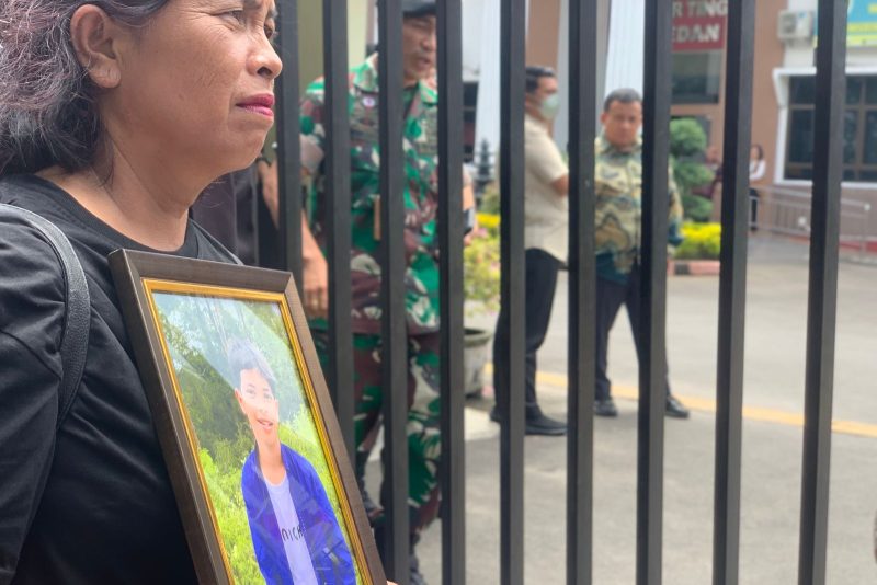 Seorang ibu menuntut keadilan atas kematian anaknya MHS (15), korban penyiksaan hingga meninggal dunia oleh aparat TNI di Pengadilan Militer, Jalan Ngumban Surbakti, Kota Medan, Sumatera Utara, pada hari Kamis (16/10/2025). Topikseru.com/Agus Sinaga