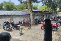 Mahasiswi Universitas Negeri Medan (Unimed) Ana Septiana (20) menunjukkan lokasi tempat sepeda motornya hilang di area Unit Kegiatan Mahasiswa (UKM), Rabu (15/10/2025). Foto: Topikseru.com/Mangara Wahyudi