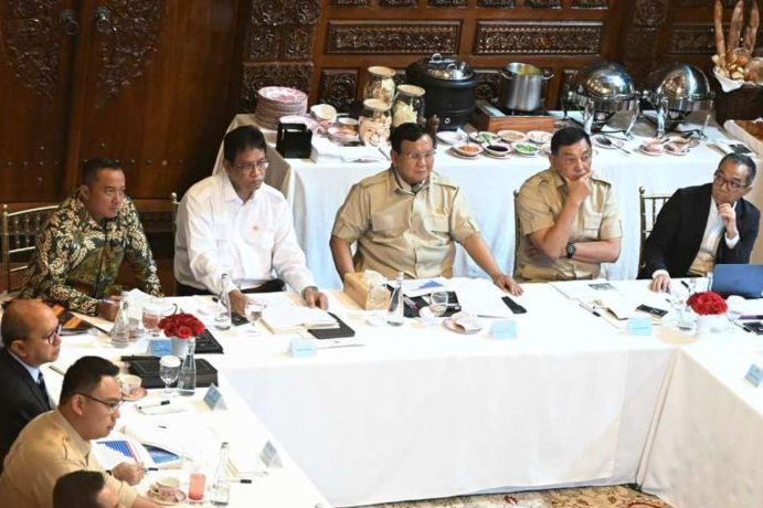 Presiden RI Prabowo Subianto memimpin rapat terbatas dengan para menteri Kabinet Merah Putih di Kediaman Kertanegara, Jakarta, Kamis (16/10/2025).