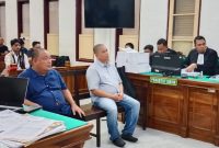 Terbit Rencana Peranginangin (kiri) dan abangnya Iskandar Peranginangin saat menjalani sidang tuntutan di Pengadilan Tipikor Medan, Kamis (16/10/2025). Foto: Topikseru.com/Agustian