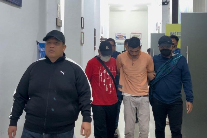 Tim Tabur Kejati Sumut saat menangkap Sulaiman Daud (kaos merah), terpidana kasus ganja di Aceh. Dok: Penkum Kejati Sumut