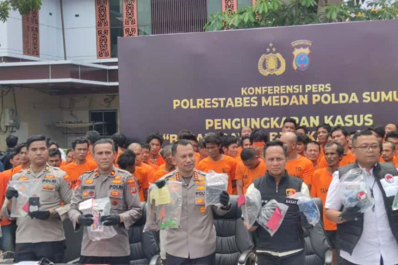 Kapolrestabes Medan Kombes Pol Jean Calvijn Simanjuntak memberikan keterangan pers terkait hasil pengungkapan kasus begal, pencurian rayap besi dan kayu, serta tindak kekerasan terhadap kelompok rentan di Mapolrestabes Medan, Sabtu (18/10/2025).  Foto : Topikseru.com/Mangara Wahyudi