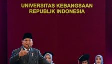Presiden RI Prabowo Subianto memberikan sambutan pada sidang senat terbuka wisuda 521 sarjana UKRI di Trans Convention Centre, Kota Bandung, Jawa Barat, Sabtu (18/10/2025).