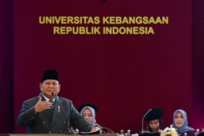 Presiden RI Prabowo Subianto memberikan sambutan pada sidang senat terbuka wisuda 521 sarjana UKRI di Trans Convention Centre, Kota Bandung, Jawa Barat, Sabtu (18/10/2025).
