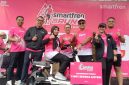 Meskipun hujan sempat mengguyur, pelari tetap semangat mencapai garis finish. Fun Run Smartfren 2025 5k ini dimulai dari Mall Botania 2, Batam Center, Kota Batam, Minggu (19/10/2025) pagi.