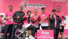 Meskipun hujan sempat mengguyur, pelari tetap semangat mencapai garis finish. Fun Run Smartfren 2025 5k ini dimulai dari Mall Botania 2, Batam Center, Kota Batam, Minggu (19/10/2025) pagi.