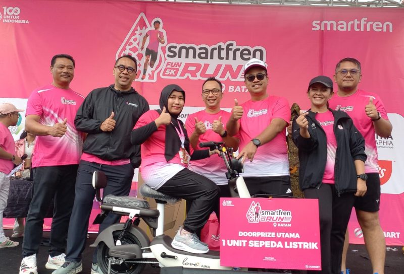 Meskipun hujan sempat mengguyur, pelari tetap semangat mencapai garis finish. Fun Run Smartfren 2025 5k ini dimulai dari Mall Botania 2, Batam Center, Kota Batam, Minggu (19/10/2025) pagi.