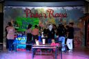 Operasi Asoy dari Komunitas Nonblok Ekosistem sedang pamerkan produk dari limbah plastik di Jong’s Batak Art Festival. Dok: Rumah Karya Indonesia.