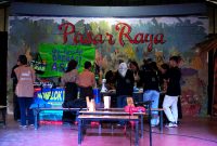 Operasi Asoy dari Komunitas Nonblok Ekosistem sedang pamerkan produk dari limbah plastik di Jong’s Batak Art Festival. Dok: Rumah Karya Indonesia.