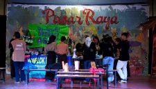 Operasi Asoy dari Komunitas Nonblok Ekosistem sedang pamerkan produk dari limbah plastik di Jong’s Batak Art Festival. Dok: Rumah Karya Indonesia.