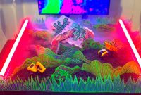 Komunitas Nonblok Sikukeluang hadirkan karya seni instalasi dari limbah plastik sebagai kritik terhadap perkebunan sawit di Pekanbaru, dalam ajang Jong’s Batak Art Festival 2025 di Taman Budaya Medan, Jalan Perintis Kemerdekaan, Minggu (19/10/2025). Topikseru.com/Agus Sinaga