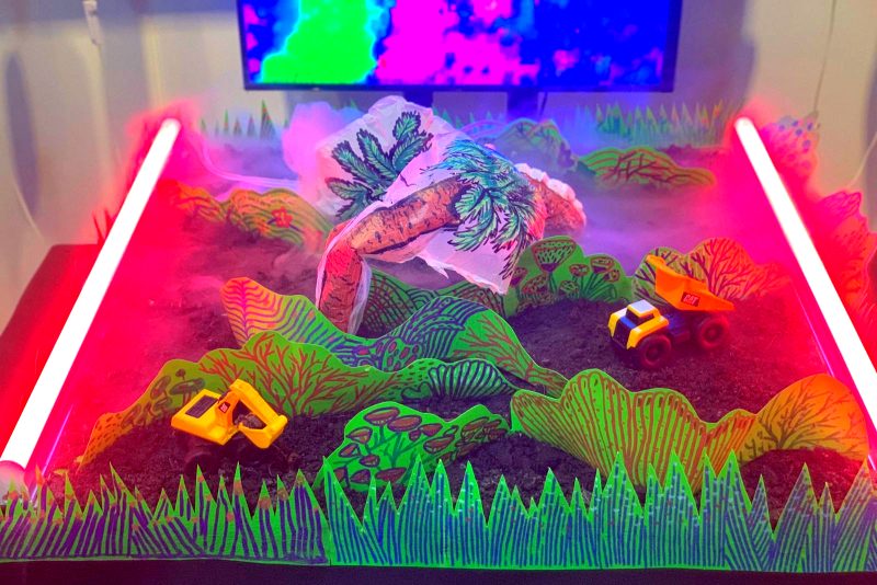 Komunitas Nonblok Sikukeluang hadirkan karya seni instalasi dari limbah plastik sebagai kritik terhadap perkebunan sawit di Pekanbaru, dalam ajang Jong’s Batak Art Festival 2025 di Taman Budaya Medan, Jalan Perintis Kemerdekaan, Minggu (19/10/2025). Topikseru.com/Agus Sinaga