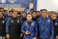 Sekretaris DPW Kombat Sumut Anggia Ramadhan dan Komandan Brigade Kombat Sumut Soni Mario Tamba memberikan pernyataan ultimatum kepada pihak Avsec Bandara Kualanamu dan Garuda Indonesia di Medan, Senin (20/10/2025). Foto : Tangkapan Layar Video