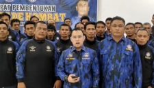 Sekretaris DPW Kombat Sumut Anggia Ramadhan dan Komandan Brigade Kombat Sumut Soni Mario Tamba memberikan pernyataan ultimatum kepada pihak Avsec Bandara Kualanamu dan Garuda Indonesia di Medan, Senin (20/10/2025). Foto : Tangkapan Layar Video