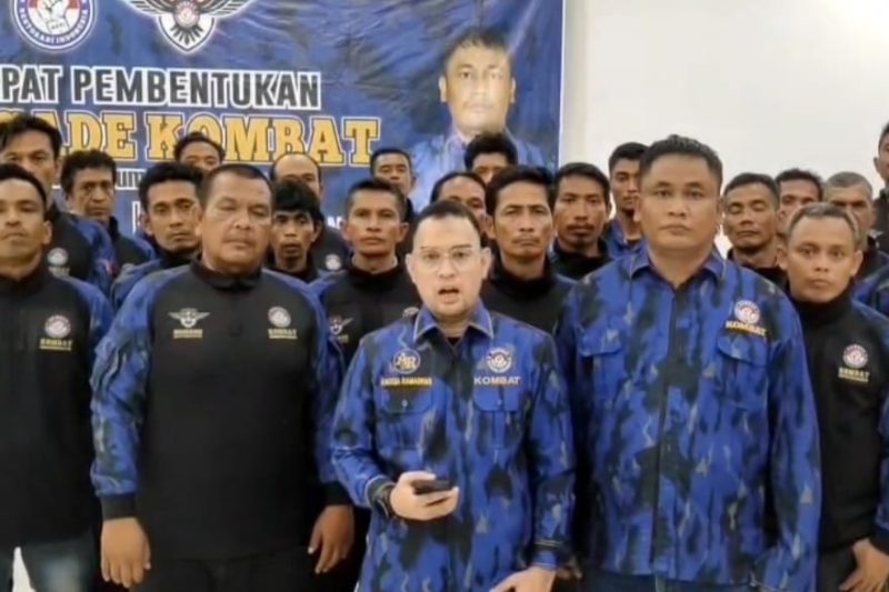 Sekretaris DPW Kombat Sumut Anggia Ramadhan dan Komandan Brigade Kombat Sumut Soni Mario Tamba memberikan pernyataan ultimatum kepada pihak Avsec Bandara Kualanamu dan Garuda Indonesia di Medan, Senin (20/10/2025). Foto : Tangkapan Layar Video