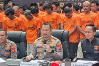 Kapolrestabes Medan Kombes Calvijn Simanjuntak memberikan keterangan kepada wartawan mengenai kasus pencurian material proyek Stadion Teladan, Sabtu (18/10/2025). Foto : Topikseru.com/Mangara Wahyudi