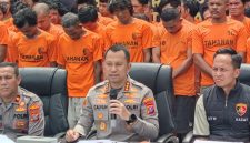 Kapolrestabes Medan Kombes Calvijn Simanjuntak memberikan keterangan kepada wartawan mengenai kasus pencurian material proyek Stadion Teladan, Sabtu (18/10/2025). Foto : Topikseru.com/Mangara Wahyudi
