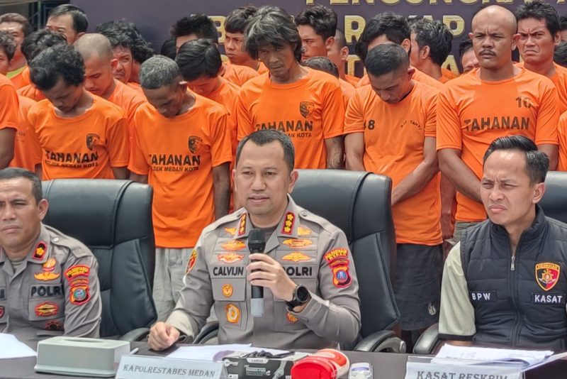 Kapolrestabes Medan Kombes Calvijn Simanjuntak memberikan keterangan kepada wartawan mengenai kasus pencurian material proyek Stadion Teladan, Sabtu (18/10/2025). Foto : Topikseru.com/Mangara Wahyudi