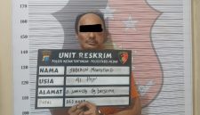 Pria mengaku Jurnalis di Kota Medan babak belur dihajar massa karena curi barang kelistrikan di eks RS Ananda Putri. Dok.Polsek Medan Tuntungan