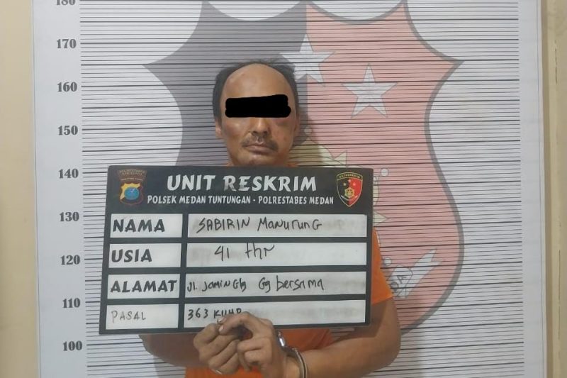 Pria mengaku Jurnalis di Kota Medan babak belur dihajar massa karena curi barang kelistrikan di eks RS Ananda Putri. Dok.Polsek Medan Tuntungan