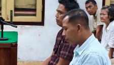 Mantan Kades dan Bendahara di Simalungun, menjalani sidang tuntutan di Pengadilan Tipikor Medan, Senin (20/10/2025) sore. Foto: Topikseru.com/Agustian