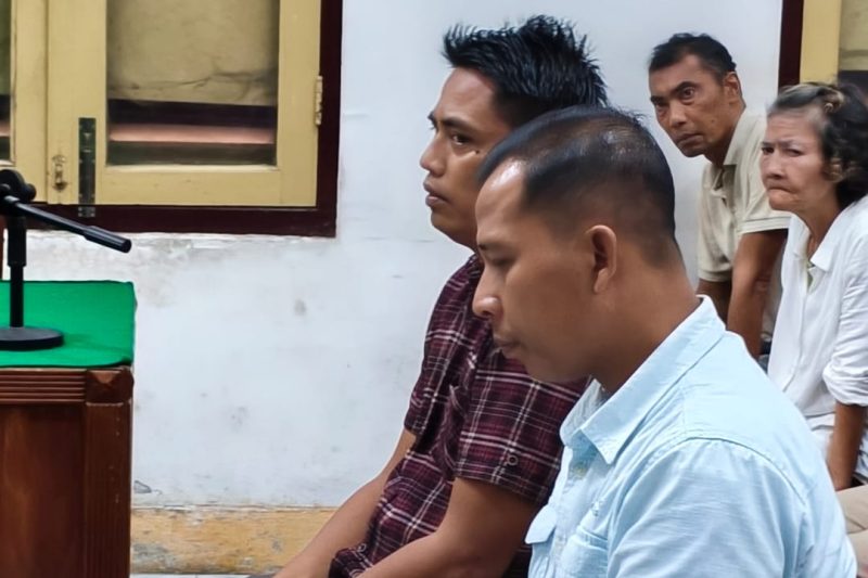 Mantan Kades dan Bendahara di Simalungun, menjalani sidang tuntutan di Pengadilan Tipikor Medan, Senin (20/10/2025) sore. Foto: Topikseru.com/Agustian