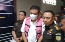 Kejati Sumut menahan Direktur PT NDP berisial IS, terkait dugaan penjualan aset PTPN I Regional 1, Senin (20/10/2025) malam. Foto: Topikseru.com/Agustian