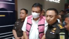 Kejati Sumut menahan Direktur PT NDP berisial IS, terkait dugaan penjualan aset PTPN I Regional 1, Senin (20/10/2025) malam. Foto: Topikseru.com/Agustian