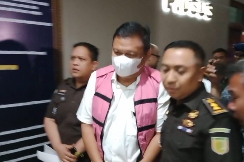 Kejati Sumut menahan Direktur PT NDP berisial IS, terkait dugaan penjualan aset PTPN I Regional 1, Senin (20/10/2025) malam. Foto: Topikseru.com/Agustian