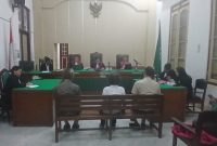 Ketiga terdakwa korupsi penguasaan aset PT KAI, menjalani sidang putusan di Pengadilan Tipikor Medan, Senin (20/10/2025). Foto: Topikseru.com/Agustian